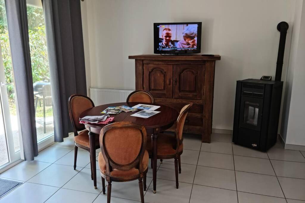 Maison Centre De Bellegarde Avec Jardin Et Terrasse Equipee D'Un Salon De Jardin Et D'Un Barbecue Cuisine Equipee 3 Chambres Avec 2 Lits Double 140X190 Et 2 Lits Simple Chauffage Poele A Granules Parking Gratuit Devant La Maison Bellegarde-du-Loiret Exterior foto