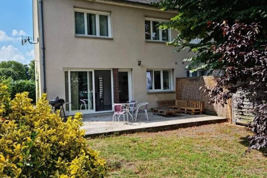 Maison Centre De Bellegarde Avec Jardin Et Terrasse Equipee D'Un Salon De Jardin Et D'Un Barbecue Cuisine Equipee 3 Chambres Avec 2 Lits Double 140X190 Et 2 Lits Simple Chauffage Poele A Granules Parking Gratuit Devant La Maison Bellegarde-du-Loiret Exterior foto